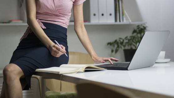 26 साल की लड़की का 56 साल के बॉस से अफेयर, मिली सजा