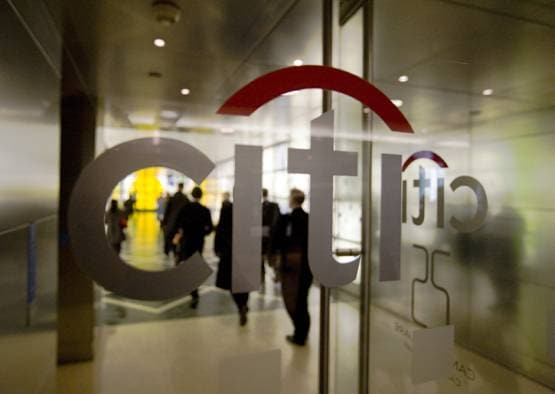 करोड़ों रुपये कमाने वाला ऑफिसर चुरा रहा था खाना, हुआ सस्पेंड