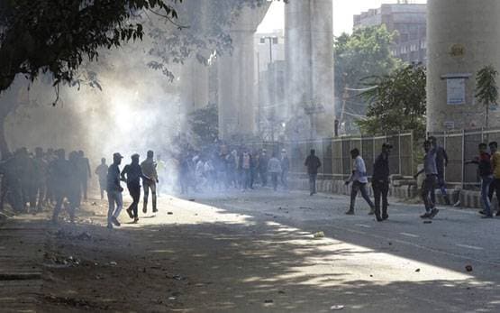 CAA पर हिंसा: 'नहीं पहुंची पुलिस, भीड़ ने 80 लाख की शराब लूटी'