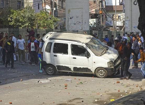 CAA पर हिंसा: 'नहीं पहुंची पुलिस, भीड़ ने 80 लाख की शराब लूटी'