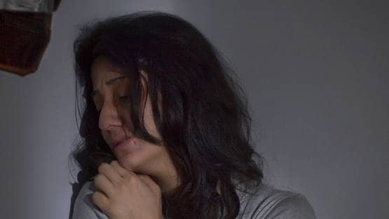 शारीरिक संबंध के दौरान युवक ने ब्लेड से काटा पत्नी का गला, मौत