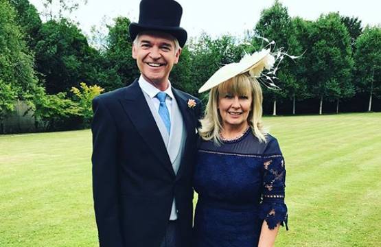 दो बेटियां, 27 साल से शादीशुदा, अब मशहूर एंकर ने बताया- मैं गे हूं