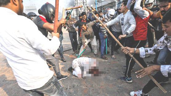 दिल्ली: CAA पर हिंसा की सबसे DISTURBING तस्वीरें