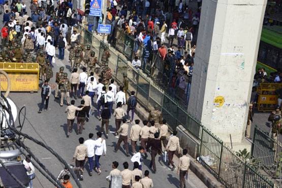 CAA पर हिंसा: 'नहीं पहुंची पुलिस, भीड़ ने 80 लाख की शराब लूटी'