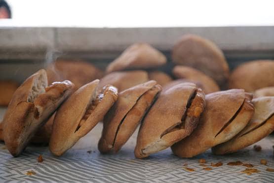 करोड़ों रुपये कमाने वाला ऑफिसर चुरा रहा था खाना, हुआ सस्पेंड