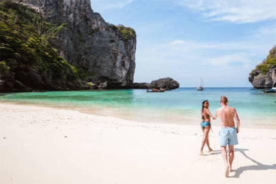 फैमिली बीच पर शारीरिक संबंध बना रहा था कपल, बुलाई पुलिस