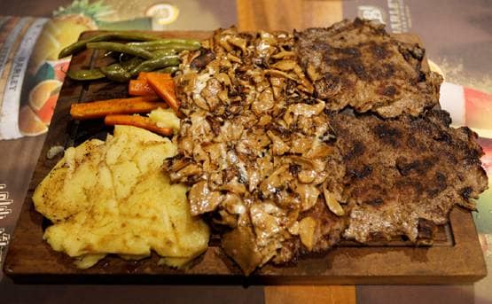 डोनाल्ड ट्रंप का फेवरेट है बीफ, सहयोगी ने कहा- 'कभी वेज खाते नहीं दिखे'