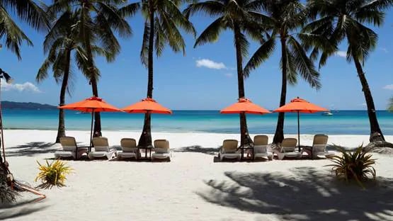 बिकिनी में घूम रही थी लड़की, पुलिस अफसरों से भिड़ंत का Video वायरल