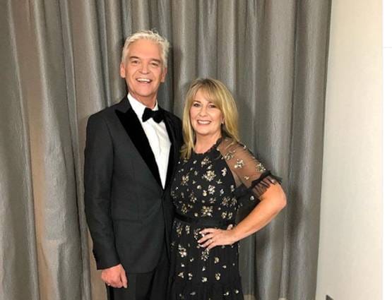 दो बेटियां, 27 साल से शादीशुदा, अब मशहूर एंकर ने बताया- मैं गे हूं