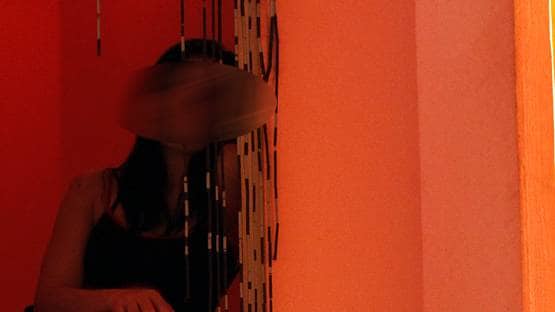 गर्लफ्रेंड का वीडियो बनाकर एडल्ट साइट पर डाला, घर आने लगे लोग