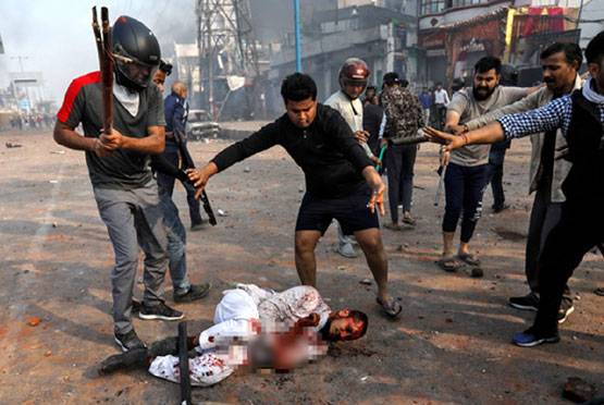 दिल्ली: CAA पर हिंसा की सबसे DISTURBING तस्वीरें