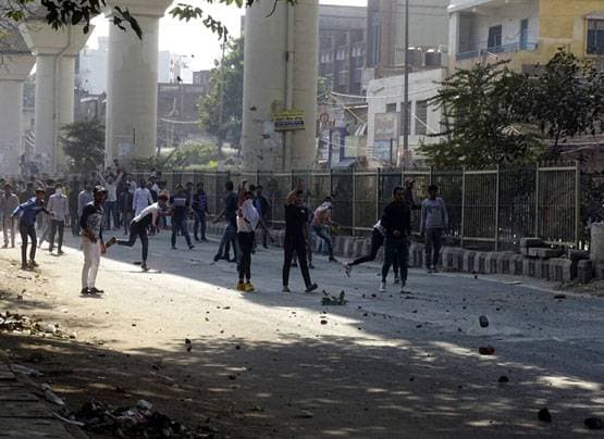 दिल्ली: CAA पर हिंसा की सबसे DISTURBING तस्वीरें