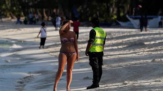 बिकिनी में घूम रही थी लड़की, पुलिस अफसरों से भिड़ंत का Video वायरल