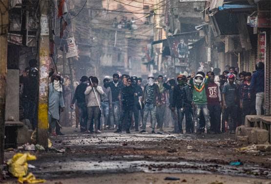 CAA पर हिंसा: 'नहीं पहुंची पुलिस, भीड़ ने 80 लाख की शराब लूटी'