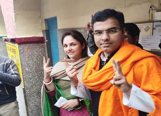 किसके सिर सजेगा दिल्ली का ताज? वोट डालने पहुंच रहे हैं दिग्गज