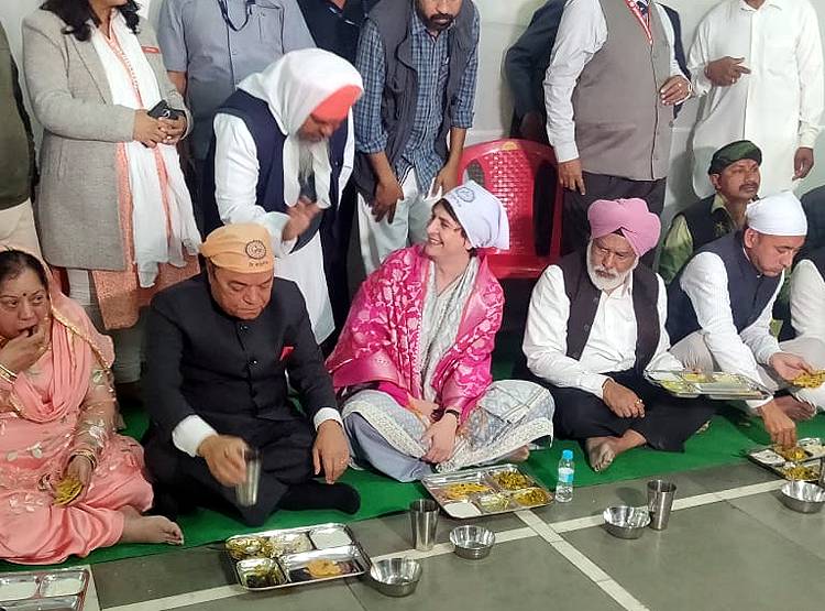 संत रविदास मंदिर में प्रियंका गांधी ने मत्था टेका, कहा-ऊंच-नीच खत्म हो