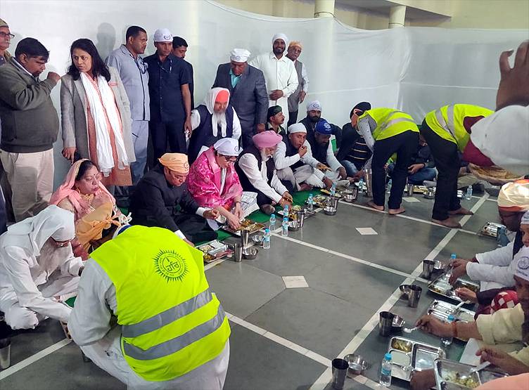 संत रविदास मंदिर में प्रियंका गांधी ने मत्था टेका, कहा-ऊंच-नीच खत्म हो