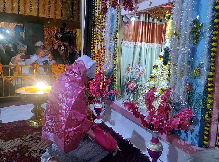 संत रविदास मंदिर में प्रियंका गांधी ने मत्था टेका, कहा-ऊंच-नीच खत्म हो