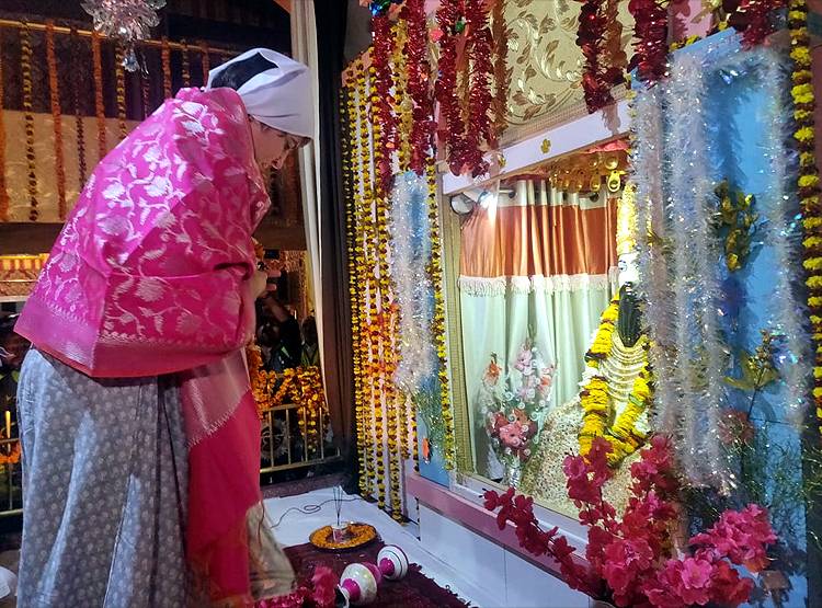 संत रविदास मंदिर में प्रियंका गांधी ने मत्था टेका, कहा-ऊंच-नीच खत्म हो