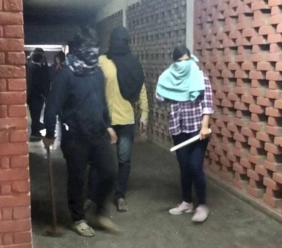 गार्गी कॉलेज में घुसकर छेड़छाड़, विरोध में 'सत्याग्रह' पर उतरीं छात्राएं