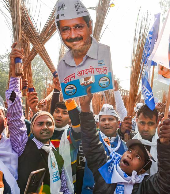 दिल्ली के चुनावी रंग, मोदी ने रैली तो केजरीवाल ने रोड शो कर मांगे वोट