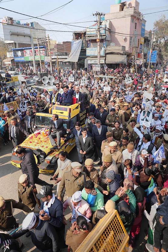 दिल्ली के चुनावी रंग, मोदी ने रैली तो केजरीवाल ने रोड शो कर मांगे वोट