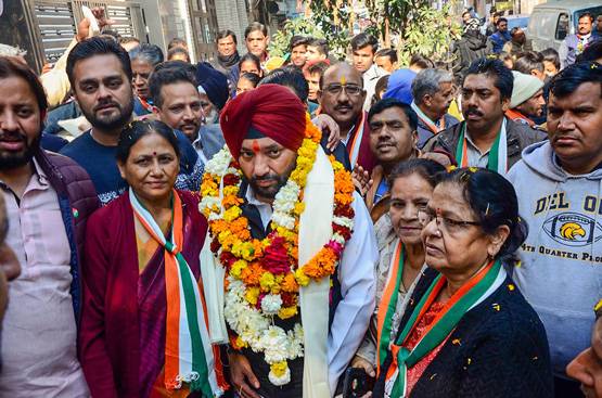 दिल्ली के चुनावी रंग, मोदी ने रैली तो केजरीवाल ने रोड शो कर मांगे वोट