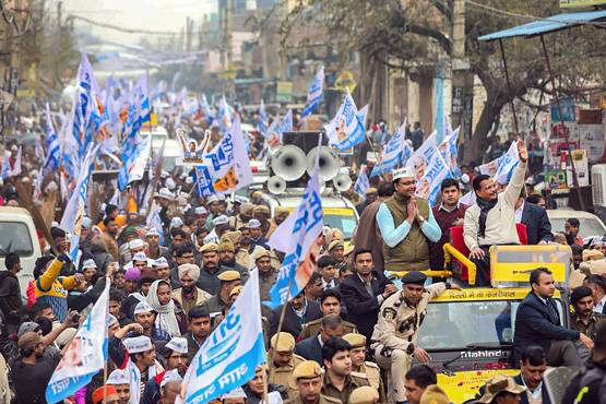 दिल्ली के चुनावी रंग, मोदी ने रैली तो केजरीवाल ने रोड शो कर मांगे वोट