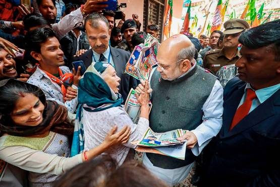 दिल्ली के चुनावी रंग, मोदी ने रैली तो केजरीवाल ने रोड शो कर मांगे वोट