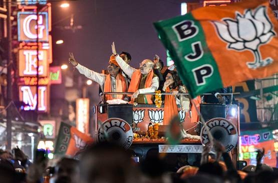 दिल्ली के चुनावी रंग, मोदी ने रैली तो केजरीवाल ने रोड शो कर मांगे वोट