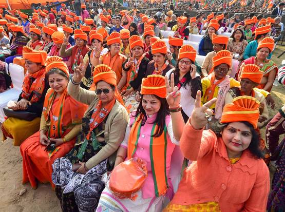 दिल्ली के चुनावी रंग, मोदी ने रैली तो केजरीवाल ने रोड शो कर मांगे वोट