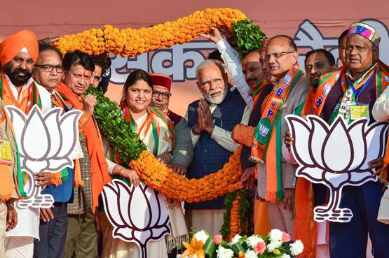 दिल्ली के चुनावी रंग, मोदी ने रैली तो केजरीवाल ने रोड शो कर मांगे वोट