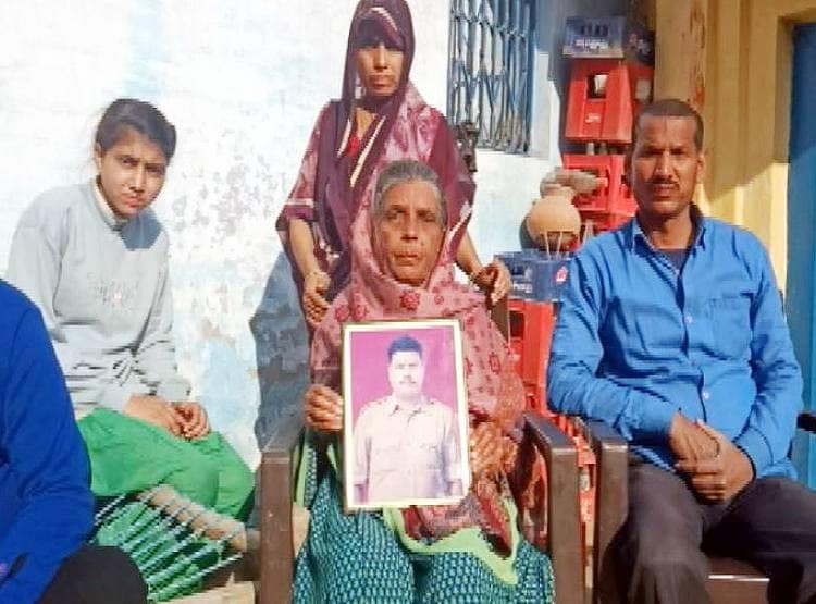 पुलवामा का एक साल: शहीद की पत्नी लगा रही गुहार, अब तो सुन लो सरकार