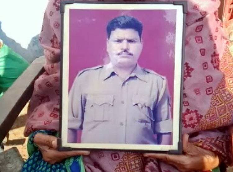 पुलवामा का एक साल: शहीद की पत्नी लगा रही गुहार, अब तो सुन लो सरकार