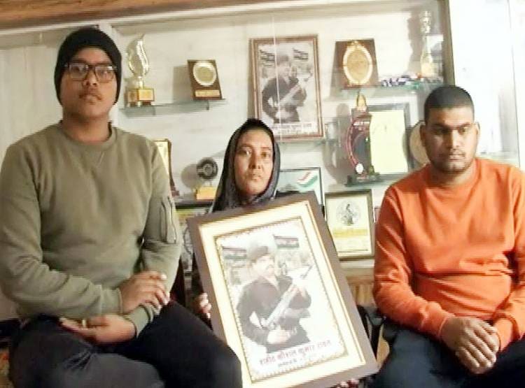 पुलवामा का एक साल: शहीद की पत्नी लगा रही गुहार, अब तो सुन लो सरकार