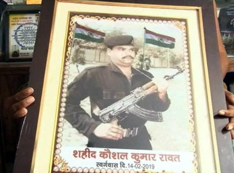 पुलवामा का एक साल: शहीद की पत्नी लगा रही गुहार, अब तो सुन लो सरकार