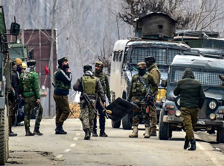 पुलवामा का एक साल: शहीद की पत्नी लगा रही गुहार, अब तो सुन लो सरकार