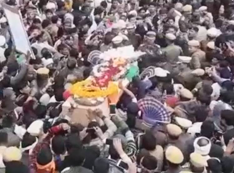 शहीद की पत्नी को म‍िले 1 करोड़ रुपये, फ‍िर भी यह कसक है बाकी...