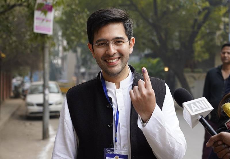 किसके सिर सजेगा दिल्ली का ताज? वोट डालने पहुंच रहे हैं दिग्गज