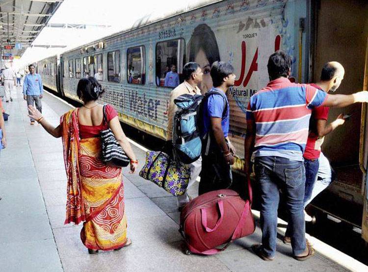 रेलवे टिकट बुक करने वालों को लग सकता है झटका, IRCTC ने किया अलर्ट