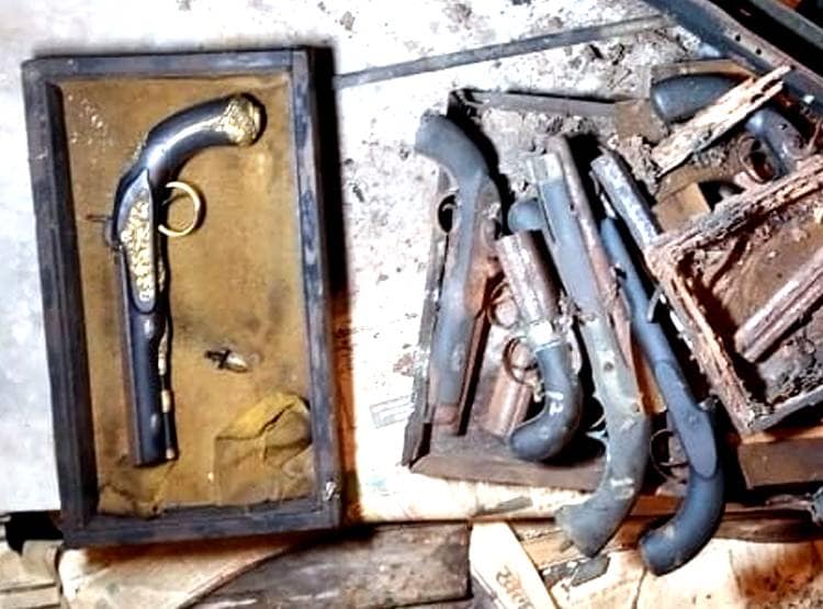 नवाब का जखीरा खुला तो फटी रह गईं आंखें, मिले सोना-चांदी जड़े हथियार