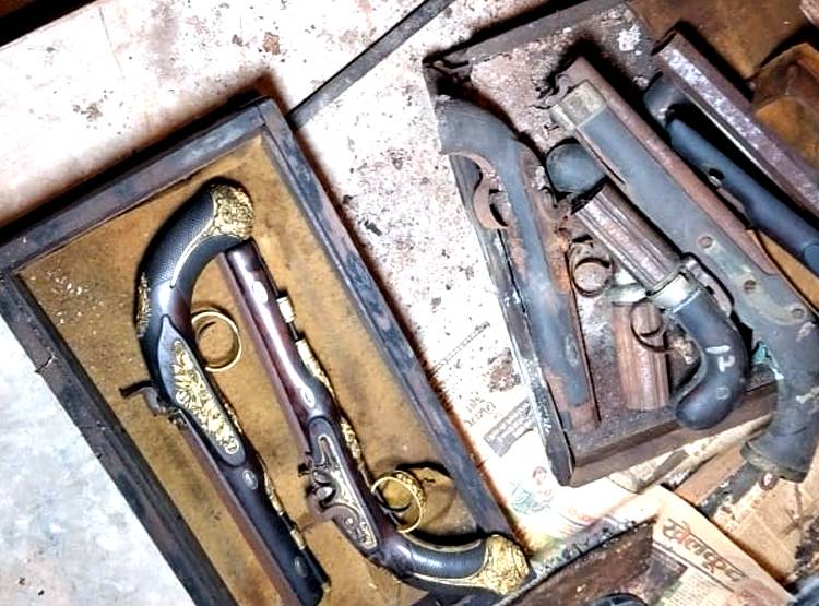 नवाब का जखीरा खुला तो फटी रह गईं आंखें, मिले सोना-चांदी जड़े हथियार