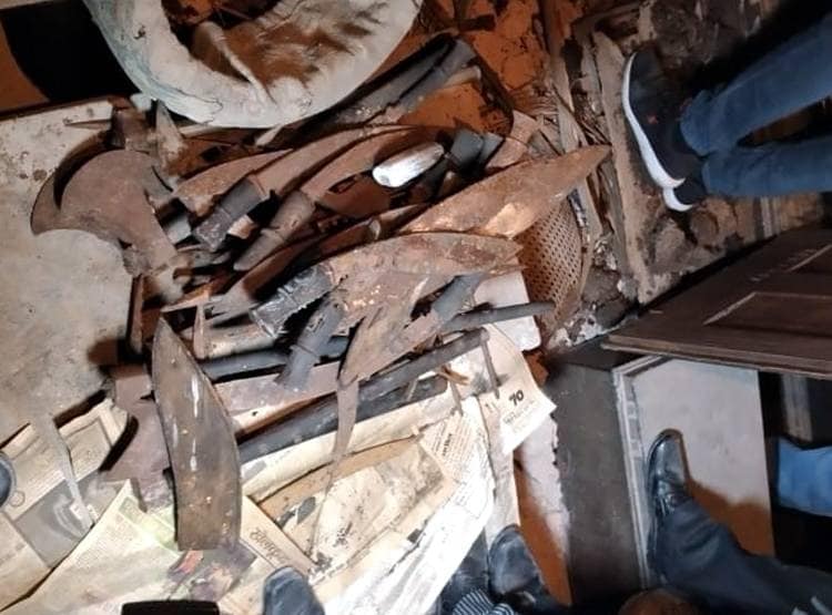 नवाब का जखीरा खुला तो फटी रह गईं आंखें, मिले सोना-चांदी जड़े हथियार