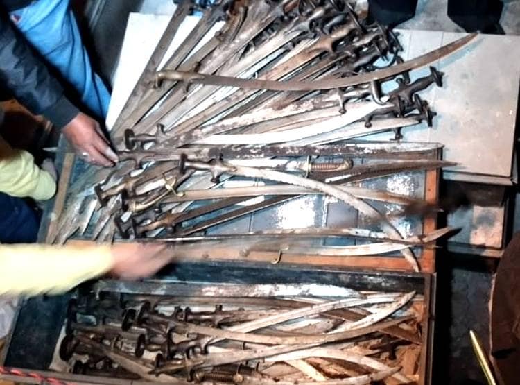 नवाब का जखीरा खुला तो फटी रह गईं आंखें, मिले सोना-चांदी जड़े हथियार