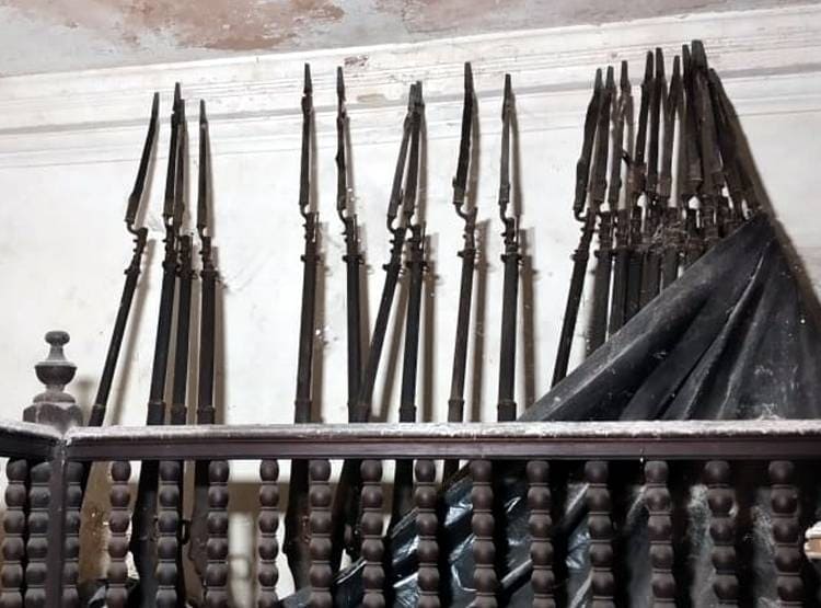 नवाब का जखीरा खुला तो फटी रह गईं आंखें, मिले सोना-चांदी जड़े हथियार