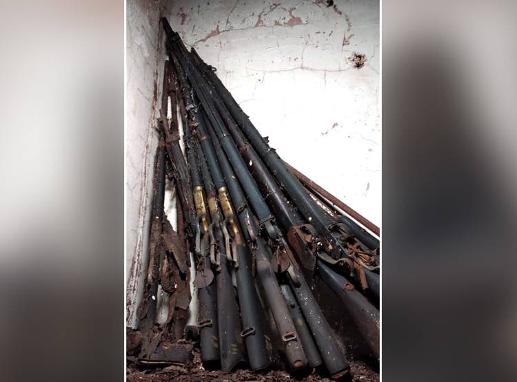 नवाब का जखीरा खुला तो फटी रह गईं आंखें, मिले सोना-चांदी जड़े हथियार