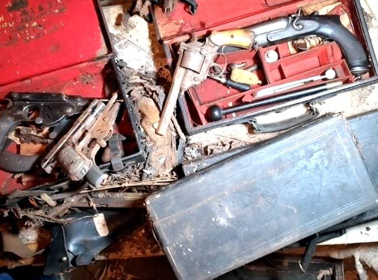 नवाब का जखीरा खुला तो फटी रह गईं आंखें, मिले सोना-चांदी जड़े हथियार