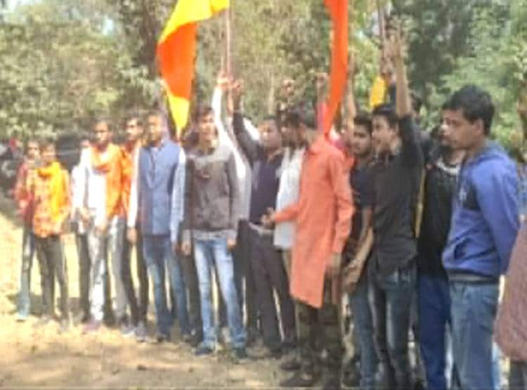 वैलेंटाइन डे पर बजरंग दल का उत्पात, पार्क में बैठे कपल की कराई शादी