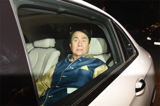 भाई अरमान की मेहंदी सेरेमनी में करिश्मा का ट्रेडिशनल लुक, PHOTOS