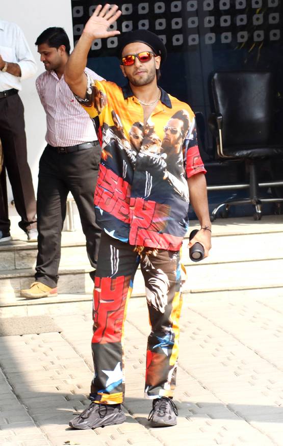 गोल्डन आउटफिट में रणवीर का लुक देख हैरान फैंस, बताया इंडियन लेडी गागा